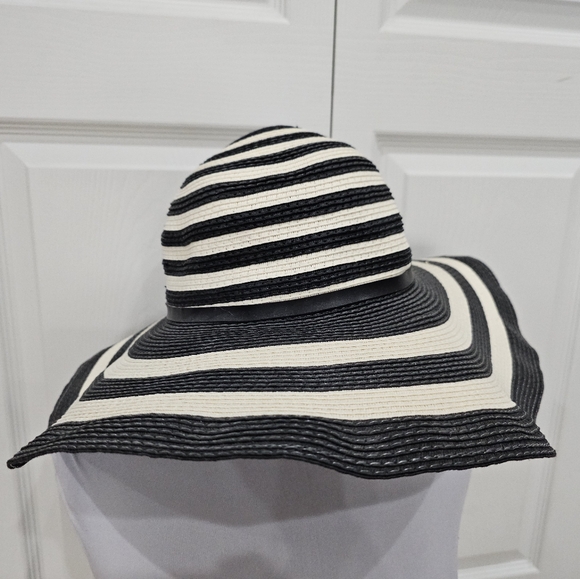 Jennifer Lopez JLO Black & Cream Straw Wide Brim Sun Hat NWT - Picture 3 of 8